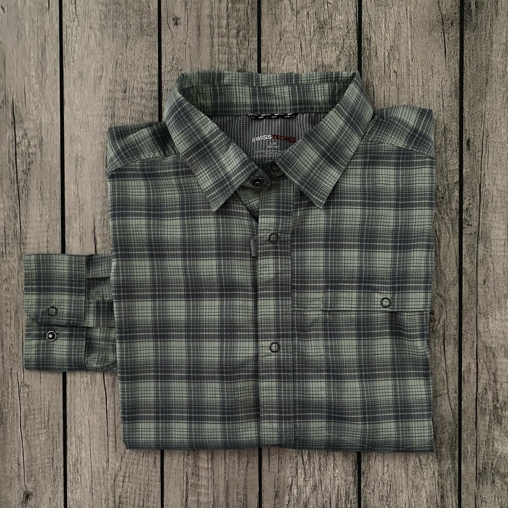 Swiss Tech long sleeve green/black shirt. Size XL. Like new!